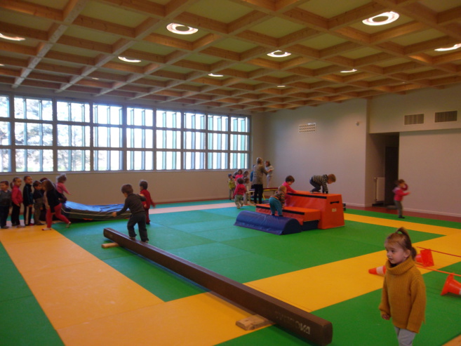 Les élèves de maternelle et CP au gymnase Les élèves de maternelle et CP au gymnase