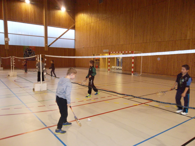 Les élèves de CE CM au gymnase