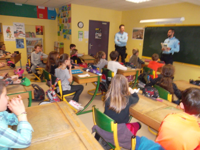 Les élèves de Cm passent le permis piéton Les élèves de Cm passent le permis piéton