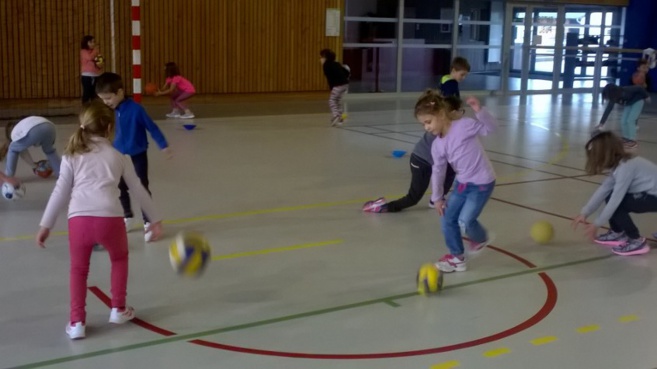 Les élèves de l'école au gymnase Les élèves de l'école au gymnase
