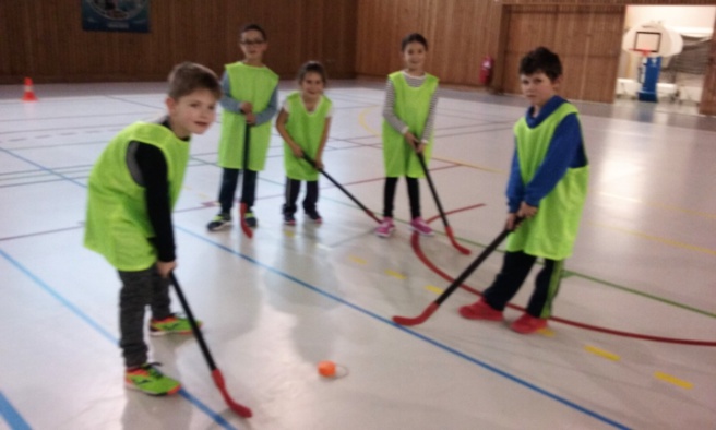 Les élèves de l'école au gymnase Les élèves de l'école au gymnase