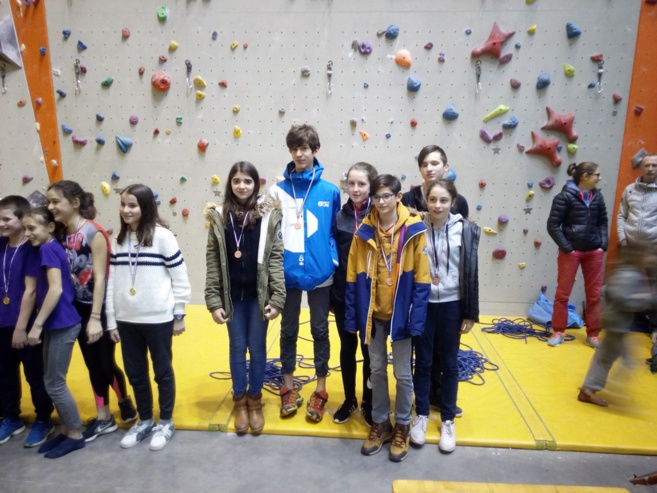 un podium pour l'équipe d'escalade du collège
