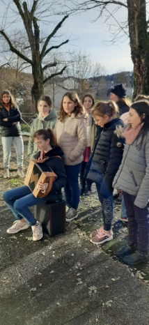 Créations de Noël et chants à l'Ehpad de St Julien