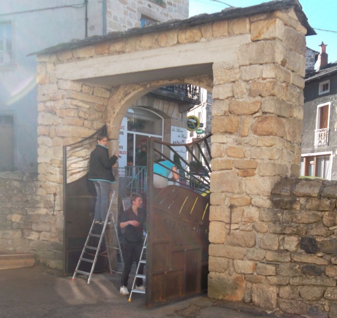 pose du vernis sur le portail pose du vernis sur le portail