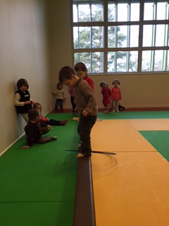 Les élèves de maternelle CP au gymnase