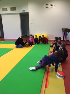 Les élèves de maternelle CP au gymnase Les élèves de maternelle CP au gymnase
