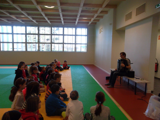 A la découverte des musiques et danses traditionnelles A la découverte des musiques et danses traditionnelles