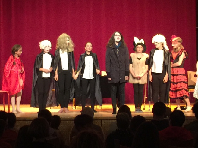 Les jeunes comédiens sur les planches Les jeunes comédiens sur les planches