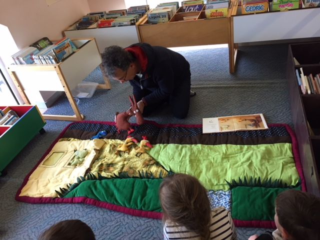 Un raconte tapis à la bibliothèque