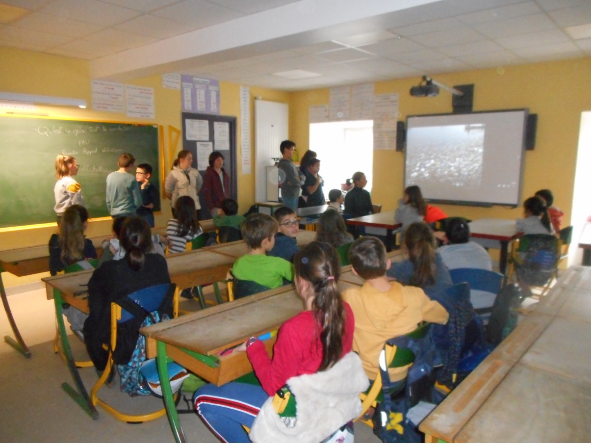 Sensibilisation des écoliers par les collégiens Sensibilisation des écoliers par les collégiens