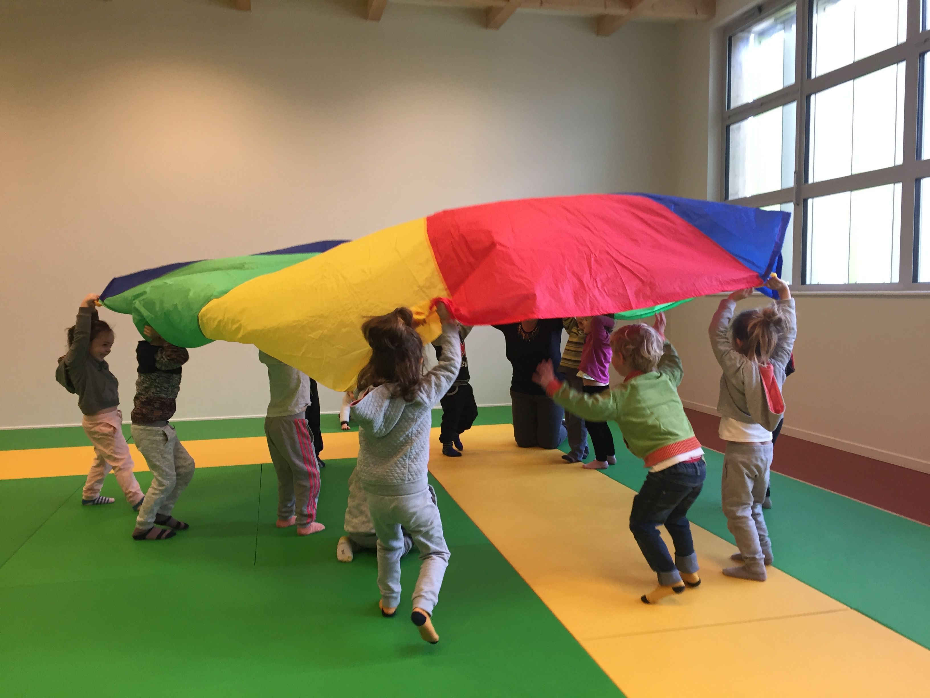Les élèves de maternelle et de GS CP au gymnase