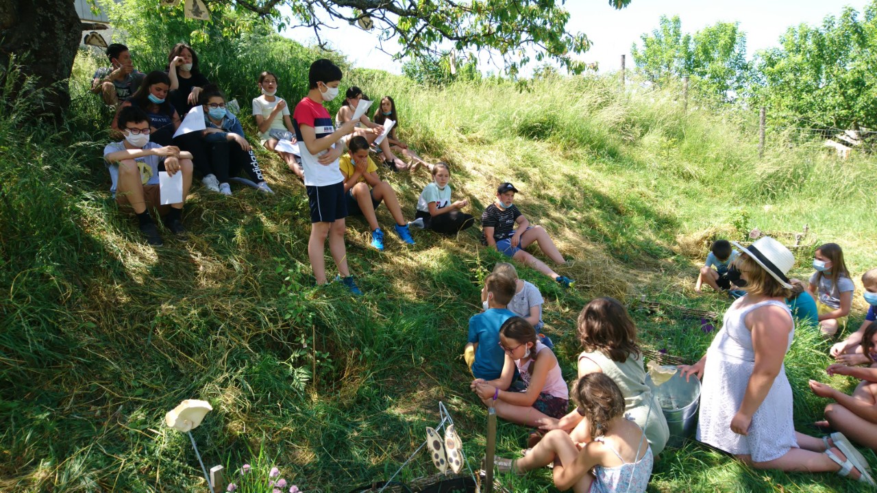 Lecture sous les arbres et chants entre les CE1-CE2 et les collégiens