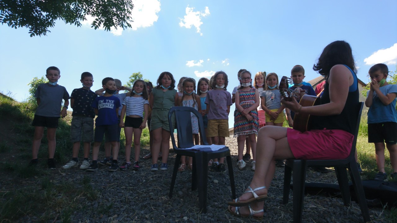 Lecture sous les arbres et chants entre les CE1-CE2 et les collégiens