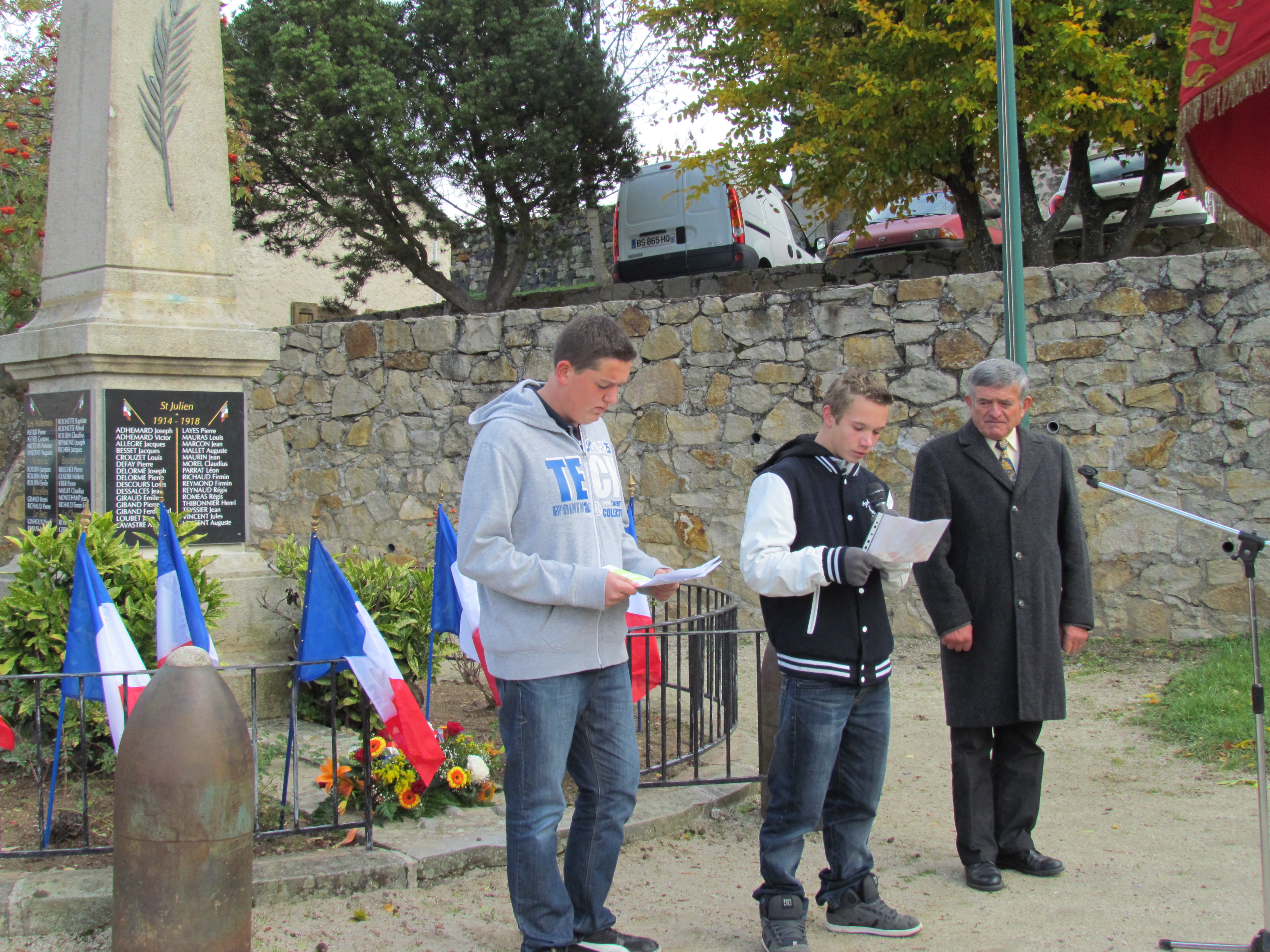 les collégiens de St Joseph à la commémoration du 11 novembre 1918