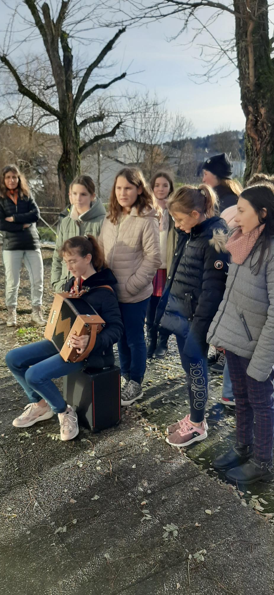Créations de Noël et chants à l'Ehpad de St Julien