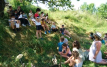 Lecture sous les arbres et chants entre les CE1-CE2 et les collégiens